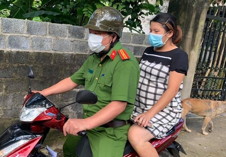 Dang kiem tra cach ly, cong an giup dua san phu tro da di sinh con hinh anh