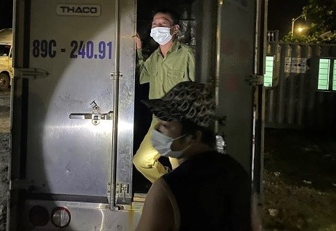 Tai xe giau bo trong thung xe khi qua chot kiem soat dich hinh anh