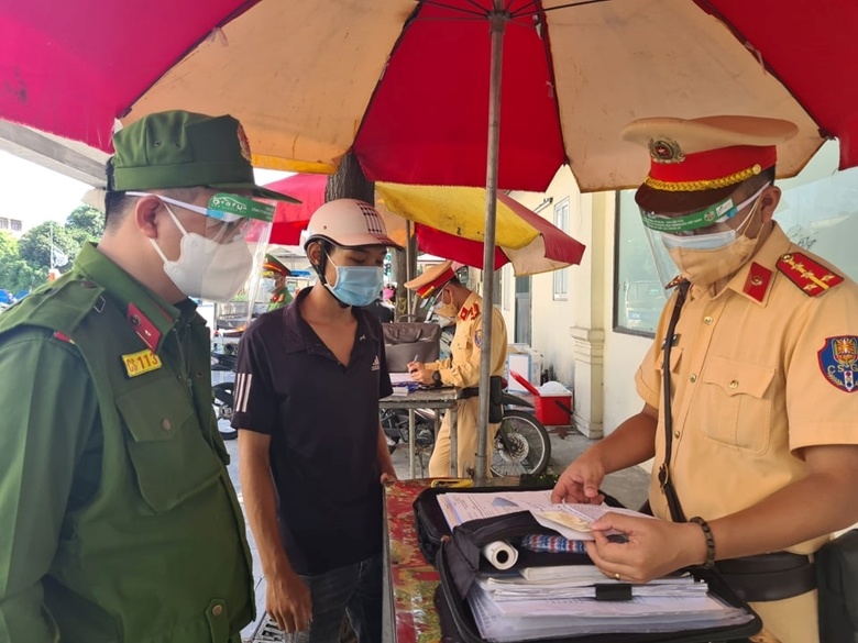 'Khoe' vi pham phong, chong dich Covid-19 tren Facebook hinh anh