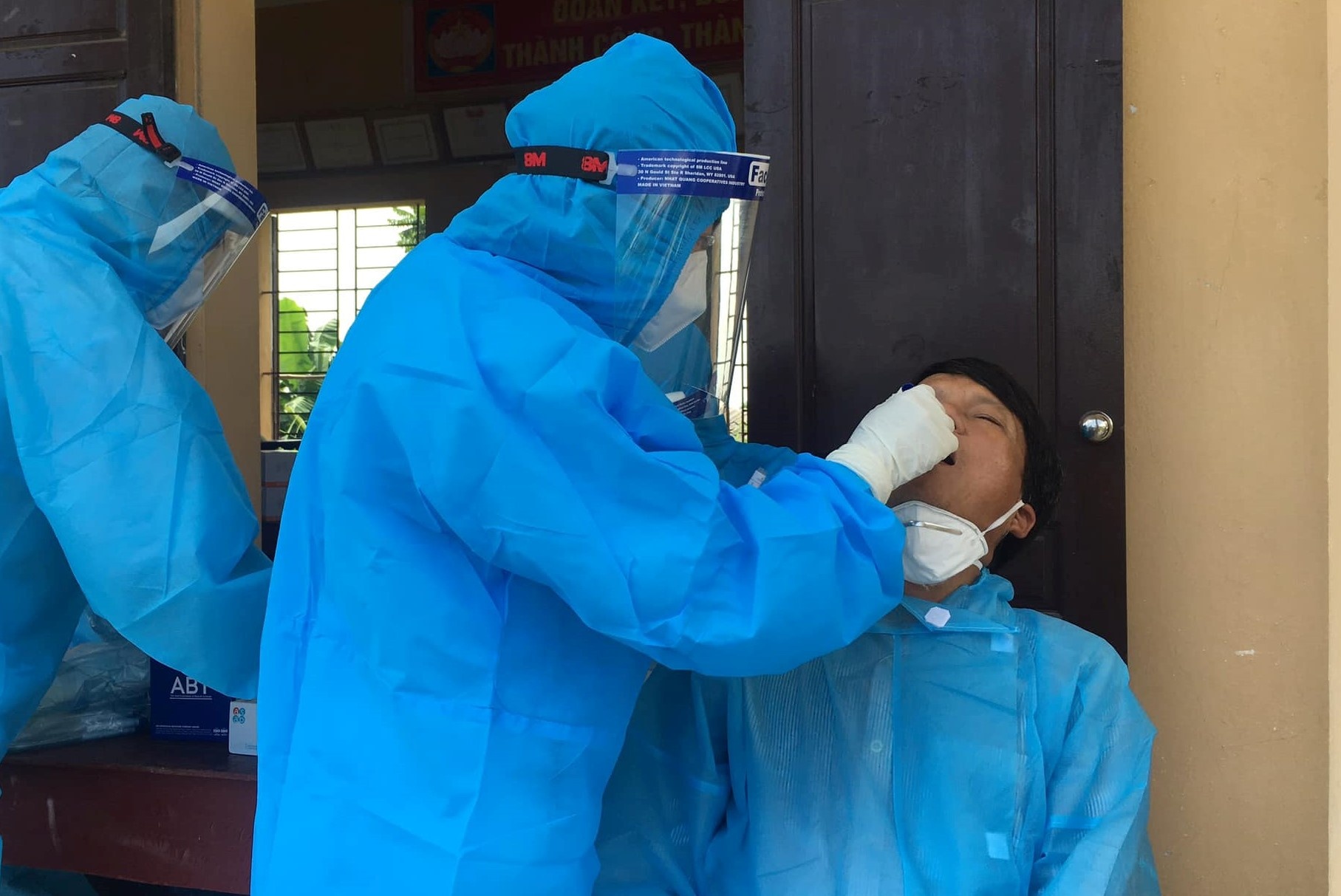 Thanh Hoa gian cach them mot huyen, xet nghiem hon 20.000 cong nhan hinh anh