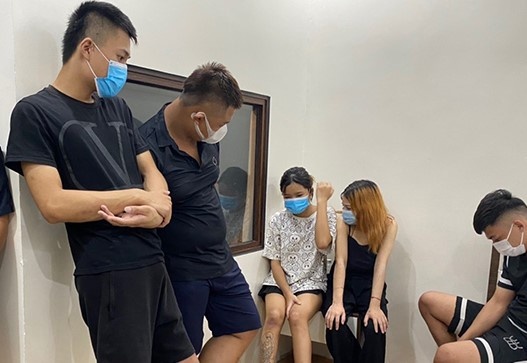 Nhom thanh nien tu tap su dung ma tuy trong nha nghi hinh anh