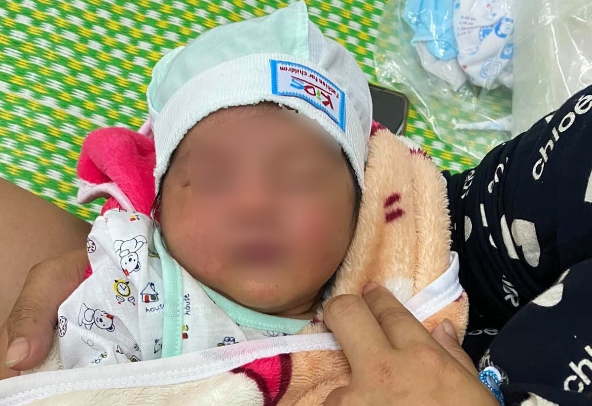 Be trai so sinh bi bo roi kem la thu hinh anh