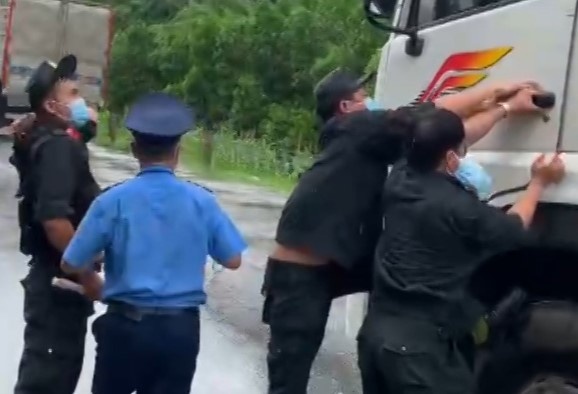 Canh sat du bam cua ngan oto tai vuot chot kiem soat dich hinh anh