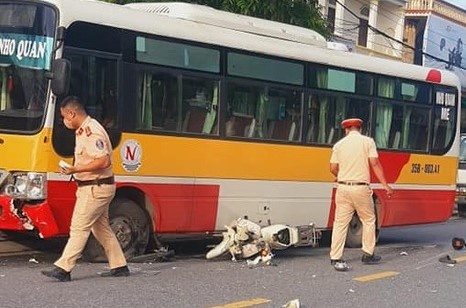 Nam sinh tu nan tren duong den truong hinh anh