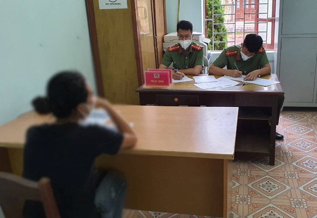 Co gai dung Facebook xuc pham cong an sau khi vi pham Chi thi 16 hinh anh