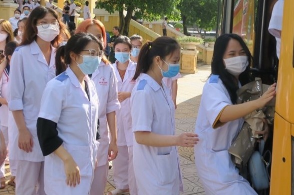 200 bac si, sinh vien Hai Phong len duong den Ha Noi chong dich hinh anh