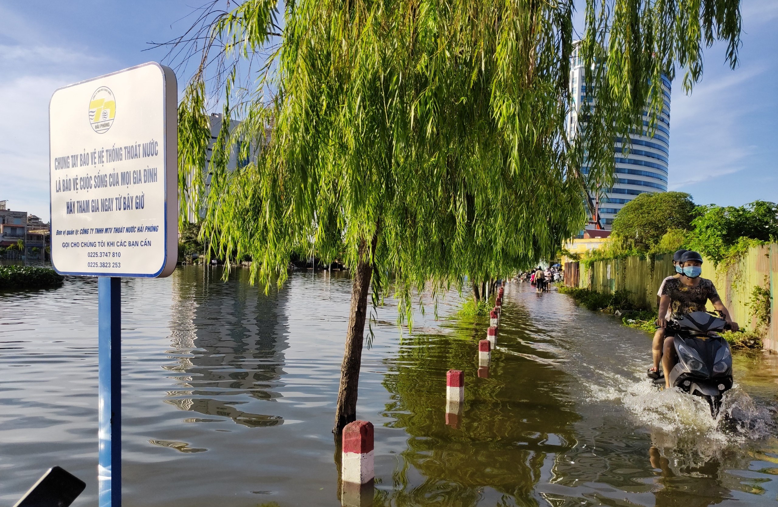 bất an cạnh hồ điều hòa không lan can ảnh 3 bat an canh ho dieu hoa khong lan can anh 3