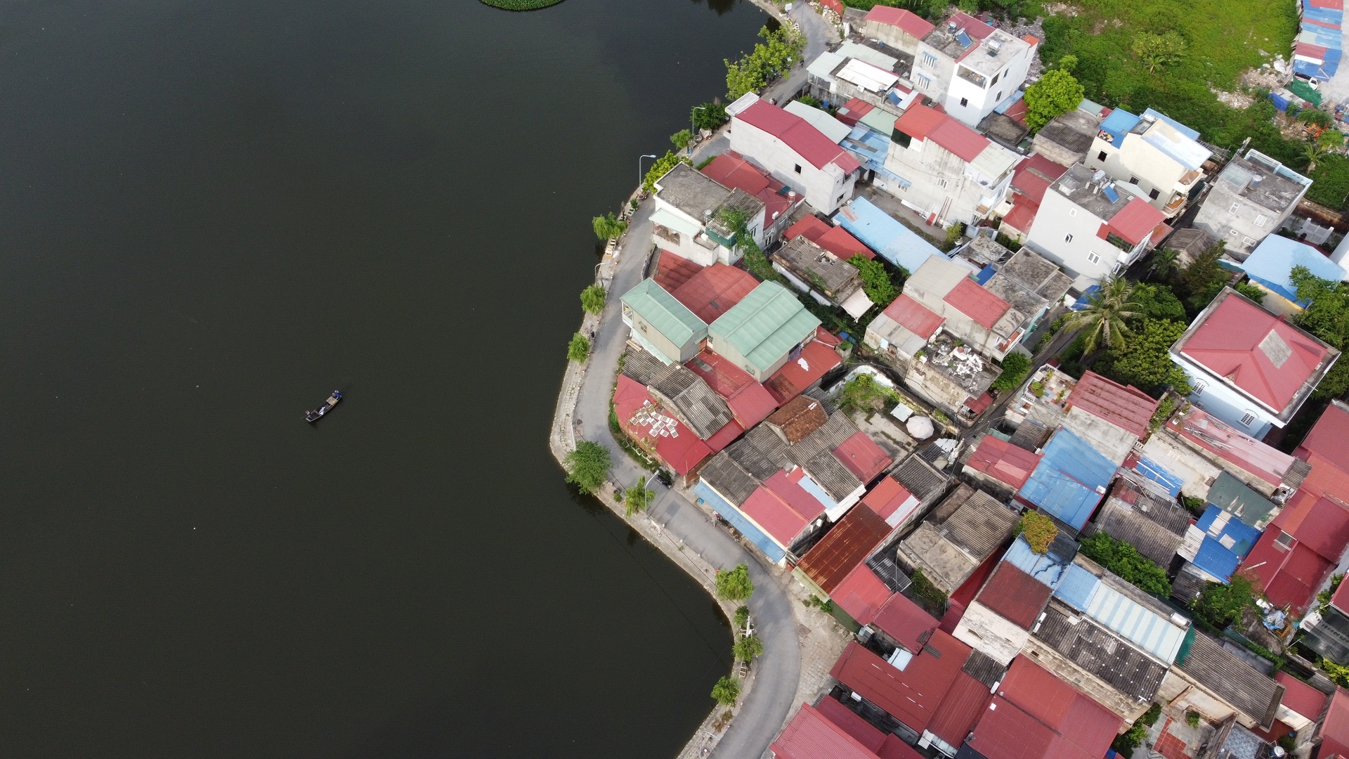 bat an canh ho dieu hoa khong lan can anh 10