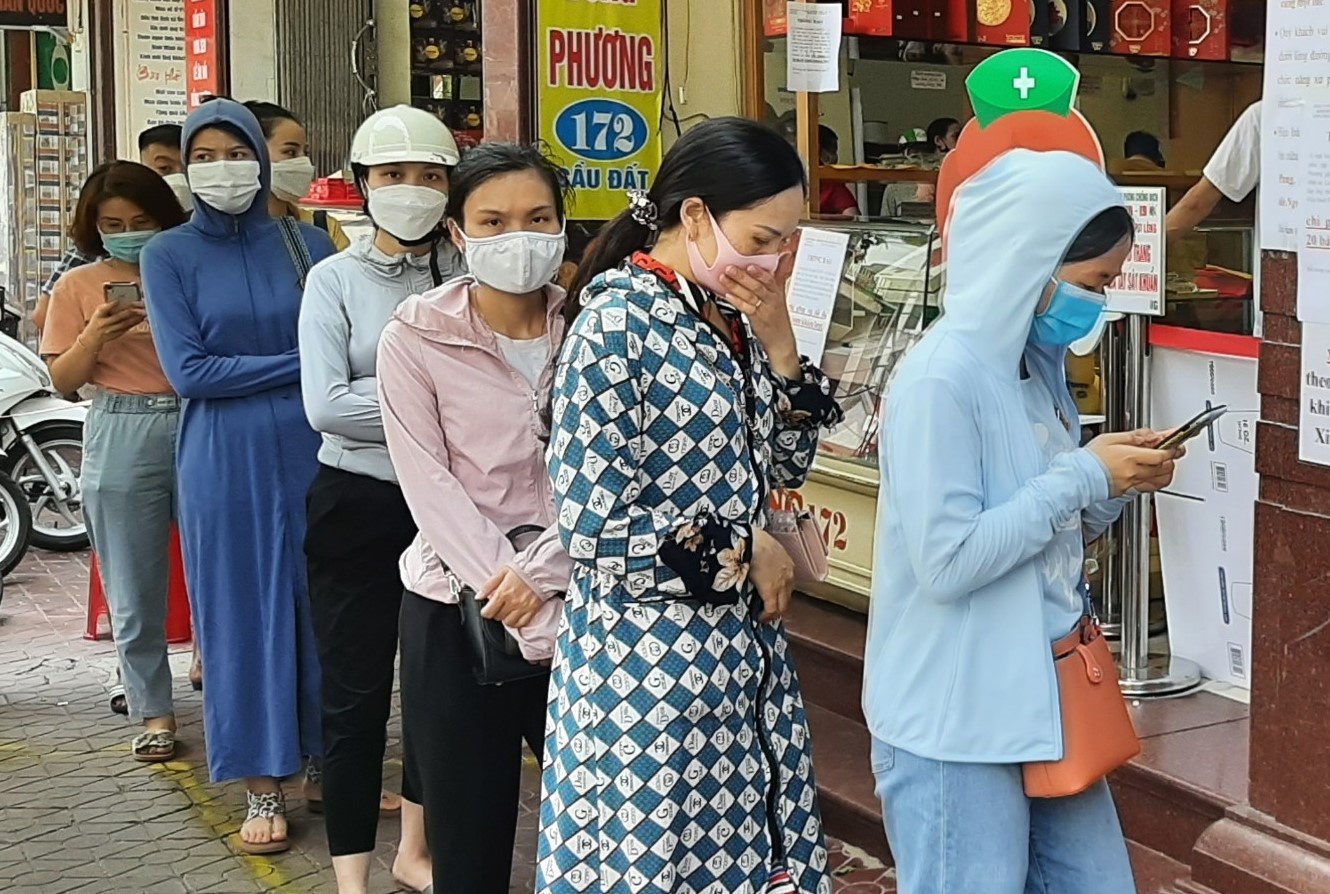 Nguoi Hai Phong xep hang mua banh Trung thu truyen thong hinh anh