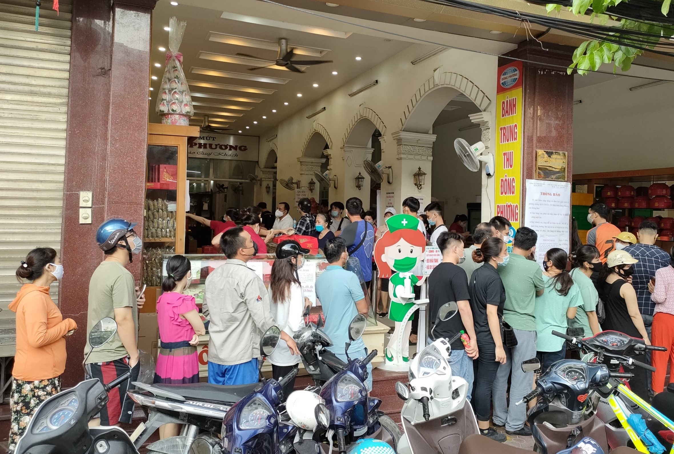 nguoi hai phong mua banh trung thu anh 1