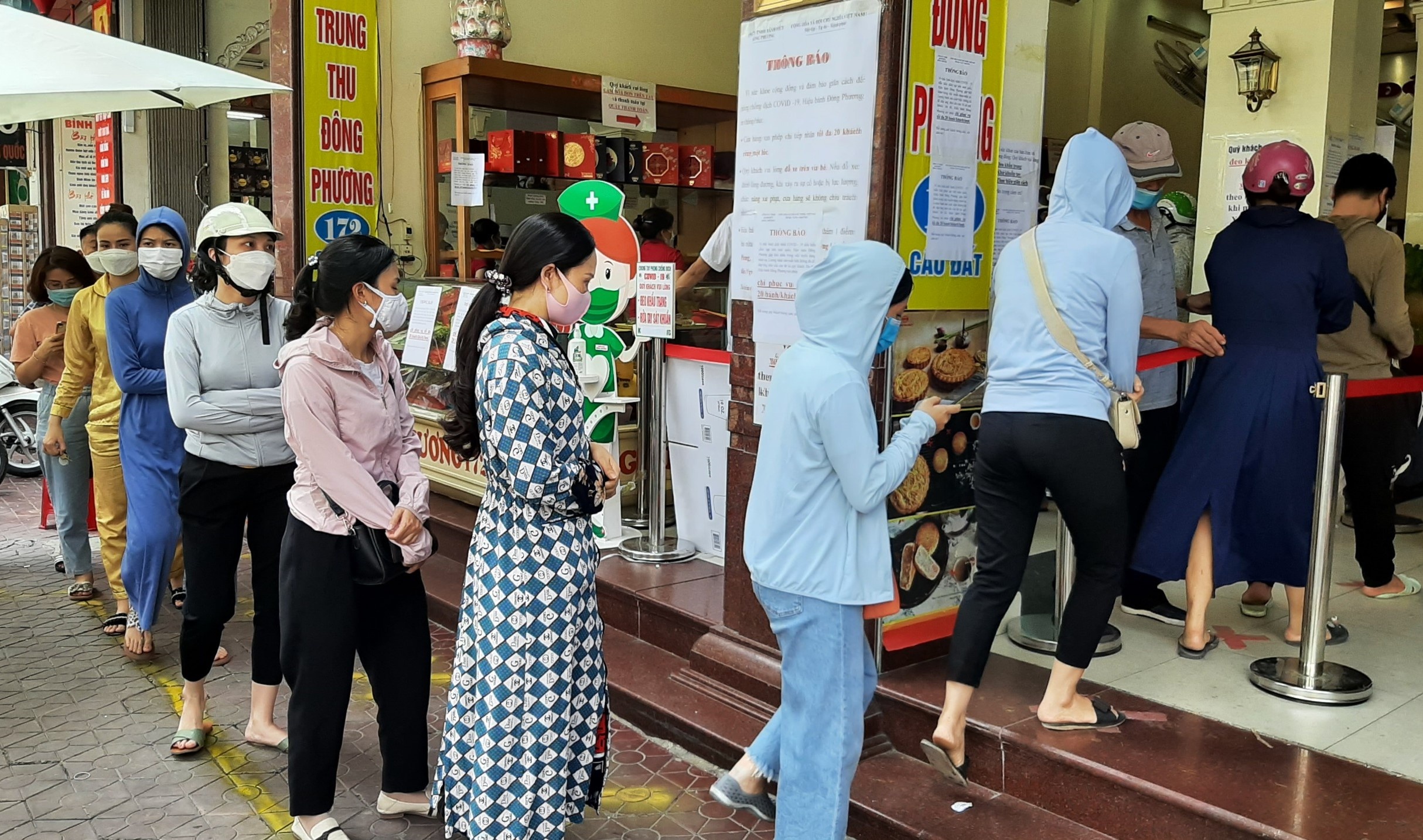 nguoi hai phong mua banh trung thu anh 2