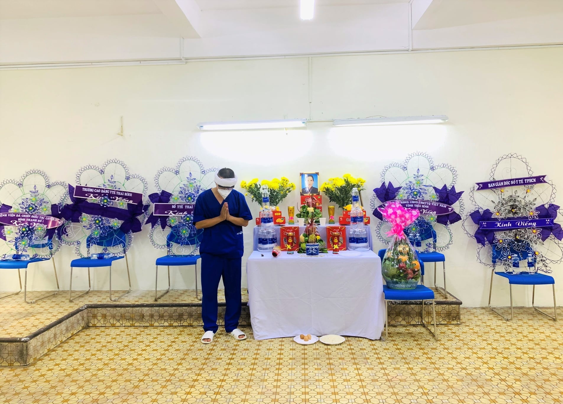 thầy giáo lập bàn thờ vọng ảnh 1 thay giao lap ban tho vong anh 1