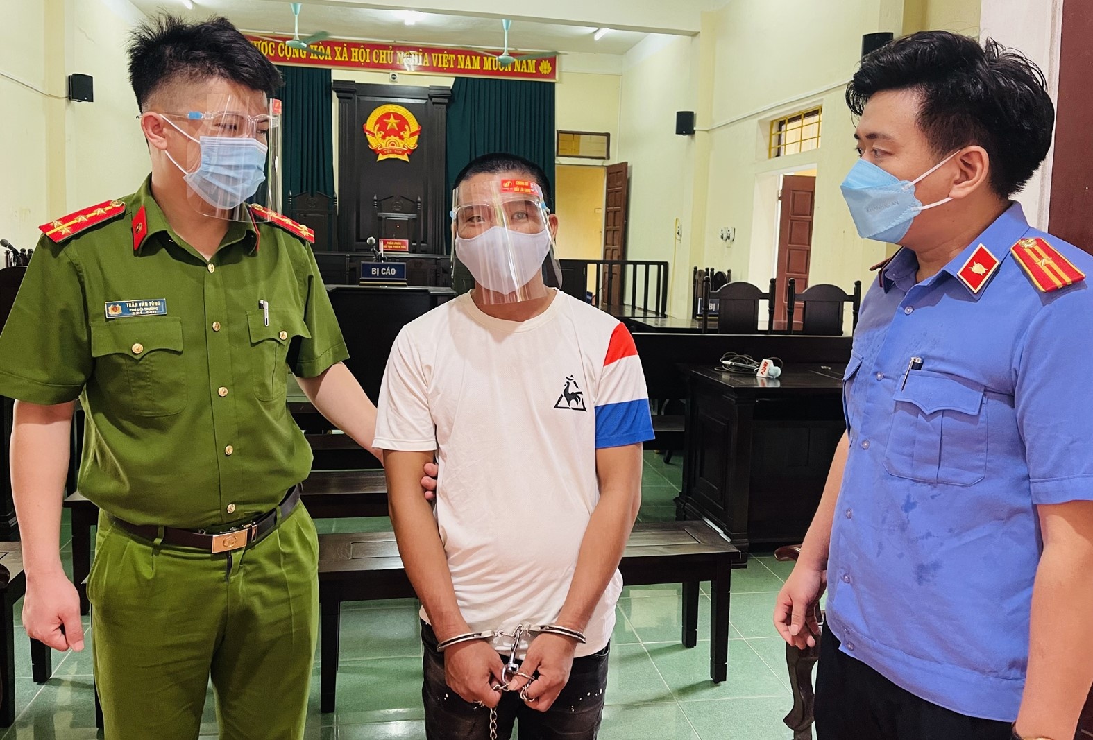 lĩnh án vì đánh công an tại chốt ảnh 1 linh an vi danh cong an tai chot anh 1