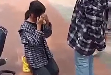 Nu sinh bi nam thanh nien tat, bat quy goi giua san truong hinh anh