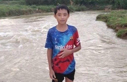 Nam sinh lop 7 lao xuong dong nuoc chay xiet cuu be gai hinh anh