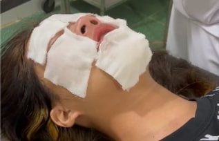 Xit hoi cay vao mat nu sinh, nam thanh nien pham toi gi? hinh anh