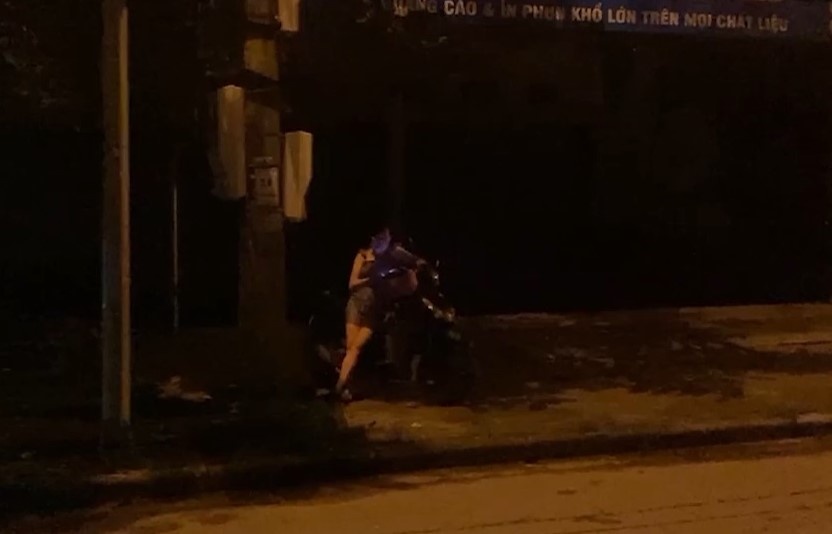 gái bán dâm chào mời tài xế ảnh 1 gai ban dam chao moi tai xe anh 1
