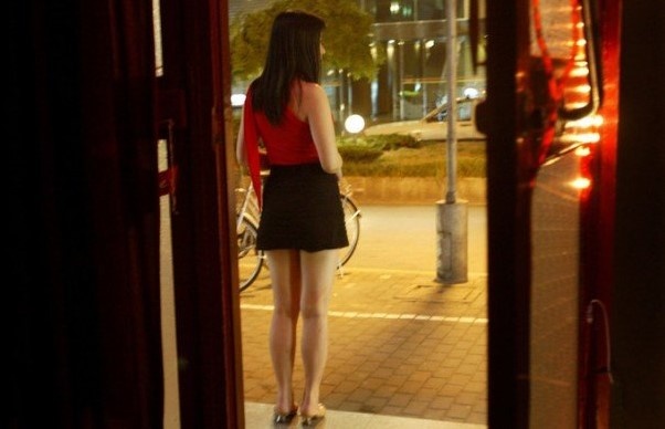 TP Hai Duong dieu tra viec gai ban dam chao moi tai xe ven quoc lo 5 hinh anh