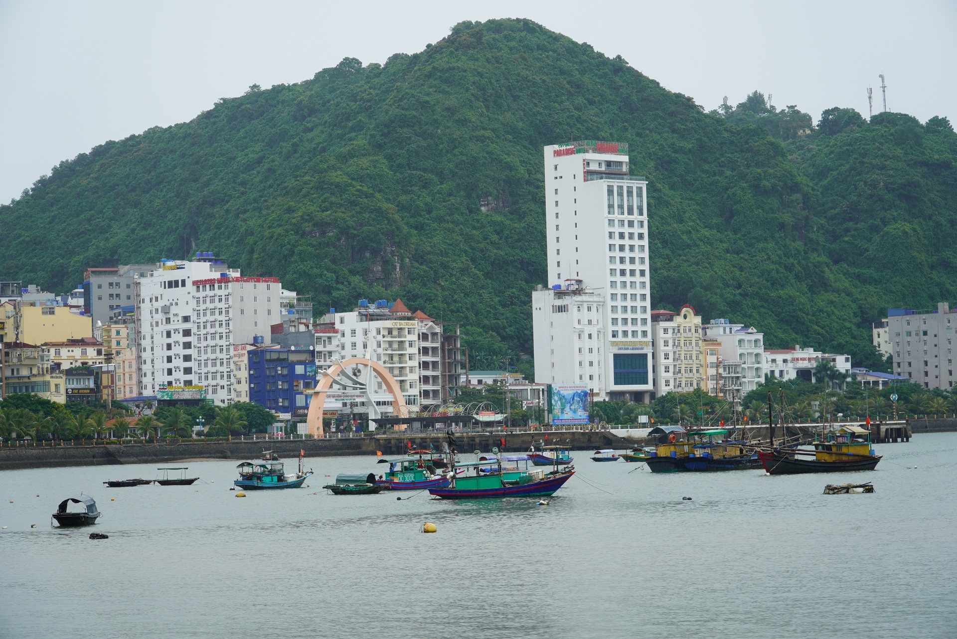 cat ba vang lang truoc bao anh 1