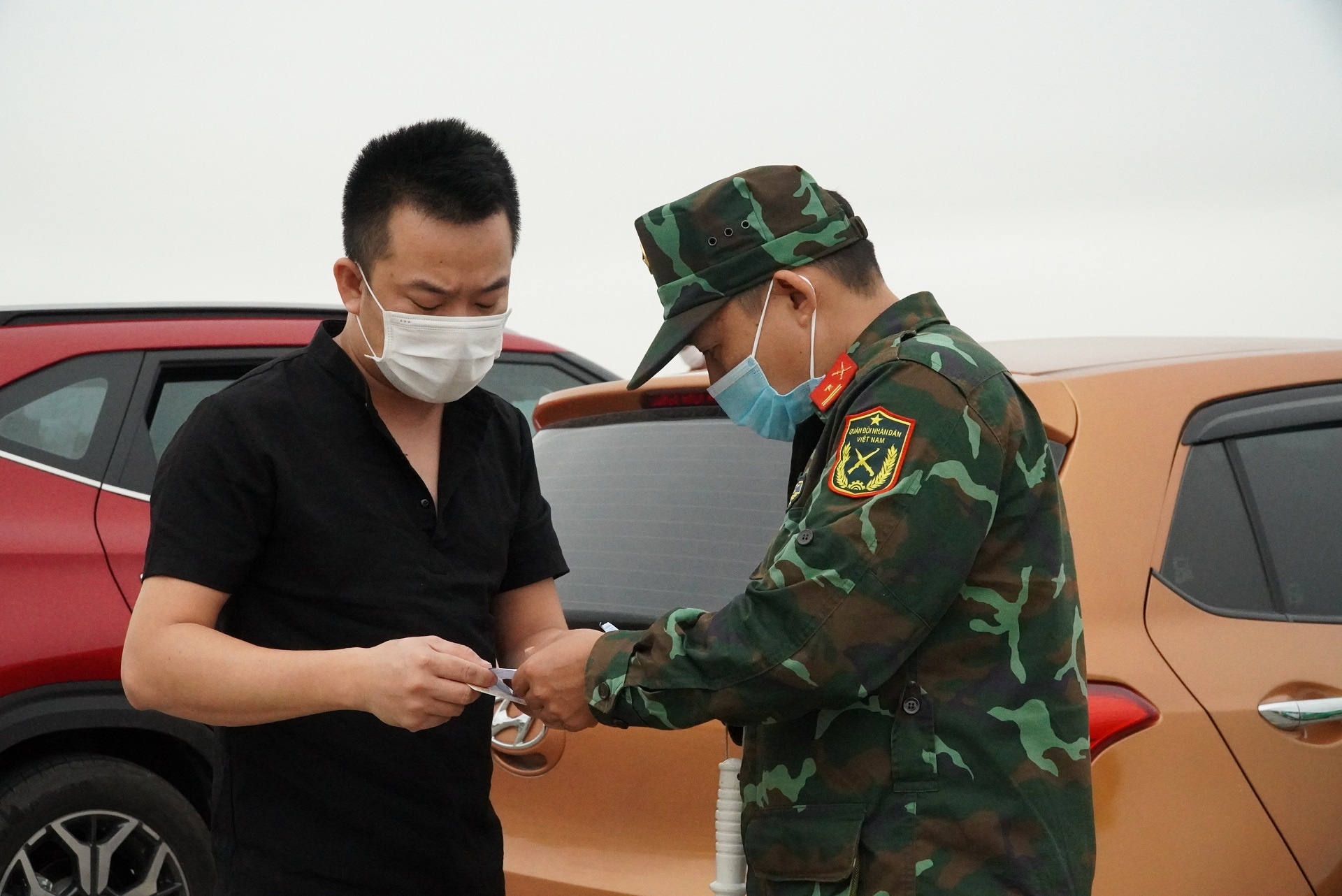 Hai Phong bo cach ly tai nha voi nguoi den tu vung mau vang hinh anh