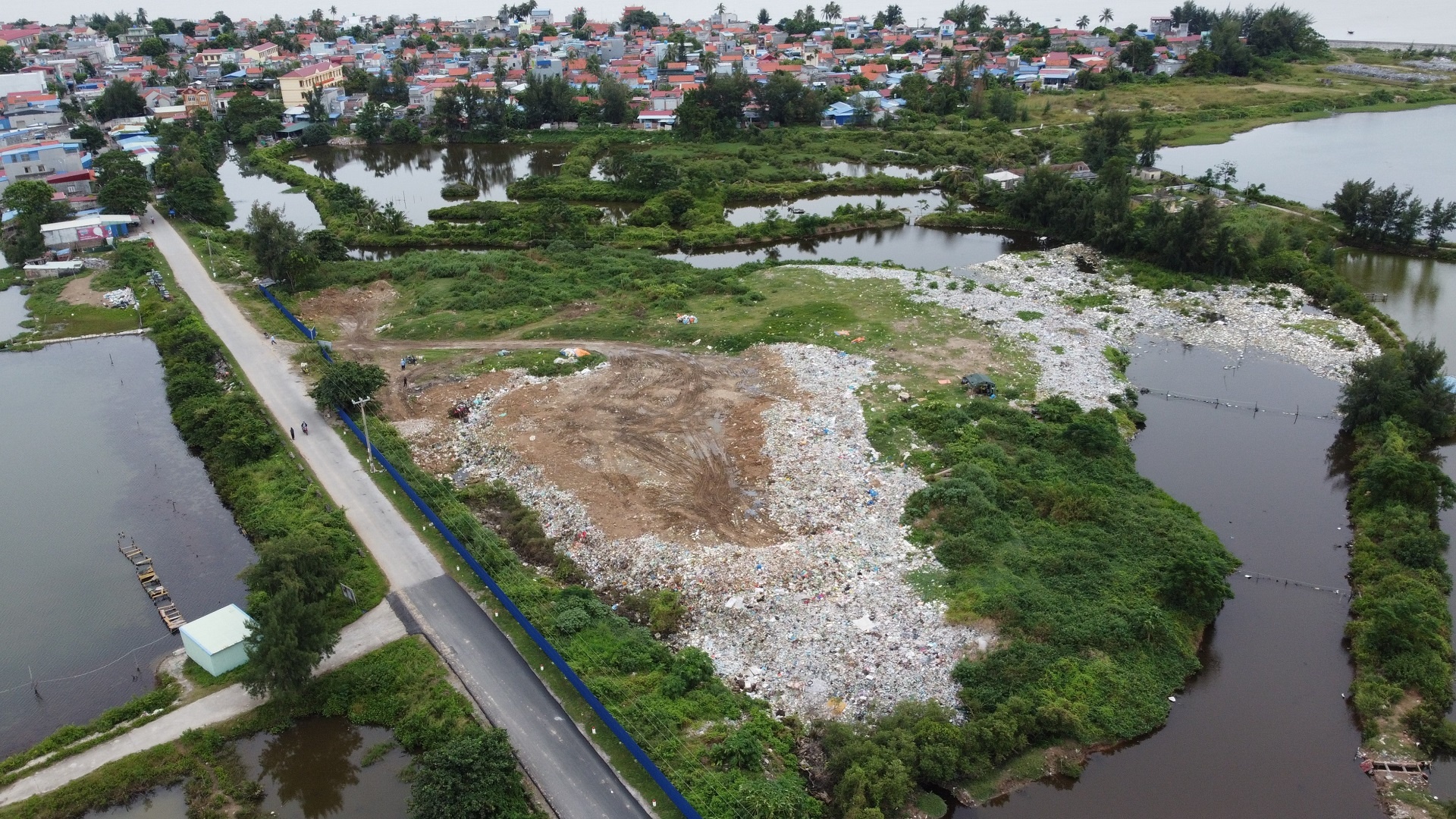 song khon kho vi ruoi bai rac anh 1