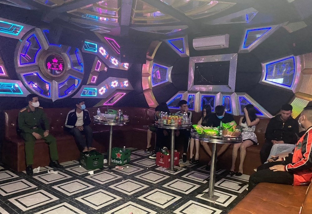 len lut dieu nhan vien phuc vu khach anh 2