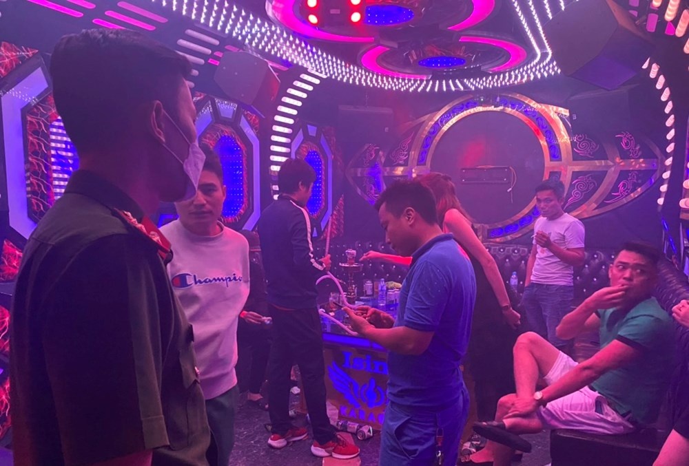 len lut dieu nhan vien phuc vu khach anh 1