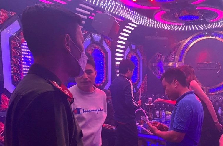 10 nu nhan vien phuc vu khach trong quan karaoke hoat dong chui hinh anh