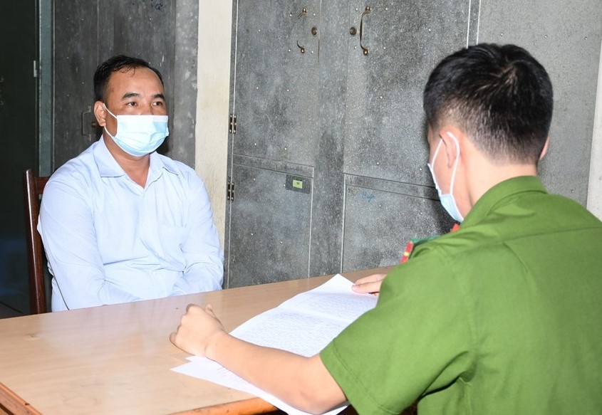 Nhieu nguoi to cao dai ta cong an dom hinh anh