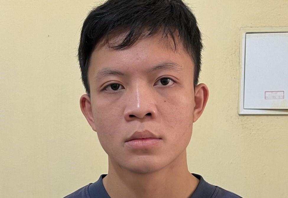 Vi khach deo khau trang, cuop tiem vang hinh anh