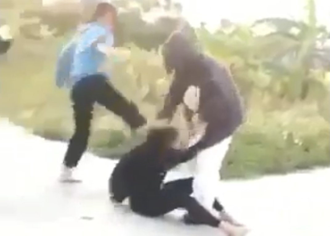 Nu sinh lop 10 bi ban danh hoi dong vi mau thuan tren mang hinh anh