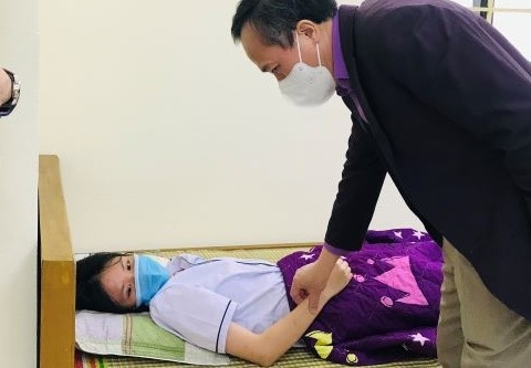 17 hoc sinh Thanh Hoa dang nam vien vi phan ung nang sau tiem vaccine hinh anh