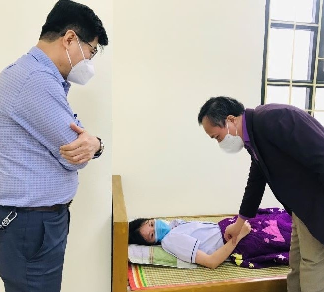 học sinh bị phản ứng sau tiêm vaccine ảnh 1 hoc sinh bi phan ung sau tiem vaccine anh 1