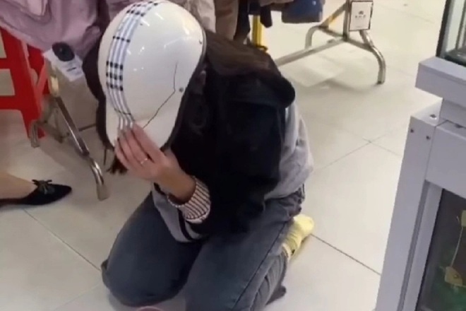 Cong an dieu tra vu co gai bi cat toc o shop quan ao hinh anh