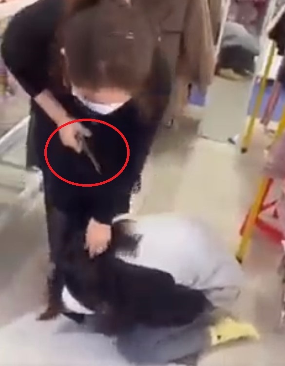 co gai bi cat toc o shop quan ao anh 1