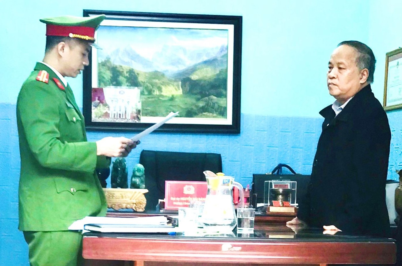 Vi sao cuu chu tich huyen Yen Dinh bi khoi to? hinh anh