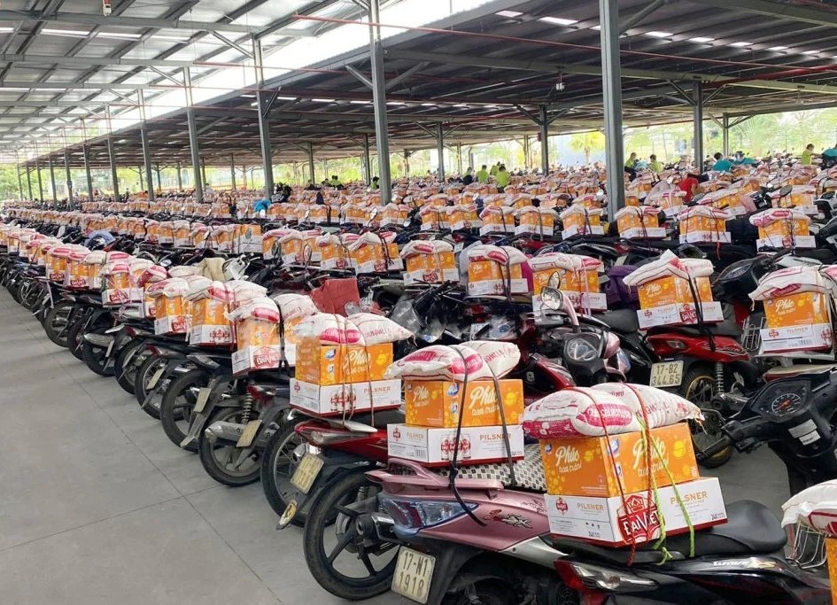Doanh nghiep bi mat buoc qua Tet tan xe cho cong nhan hinh anh