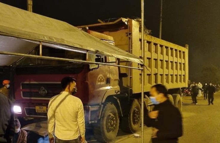 4 nguoi trong gia dinh tu vong sau cu tong xe tai hinh anh