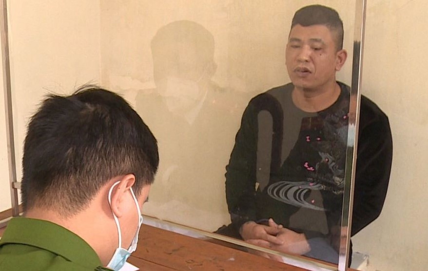 Vu chu khach san 7 tang bi bat: Thu giu oto cung nhieu tang vat hinh anh