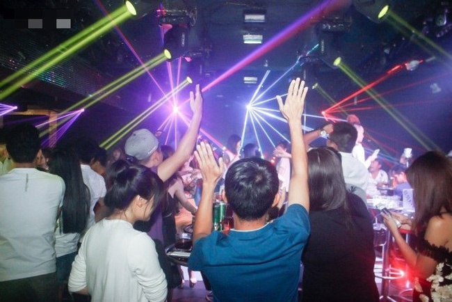 Hang chuc khach phe ma tuy trong vu truong Queen Club hinh anh