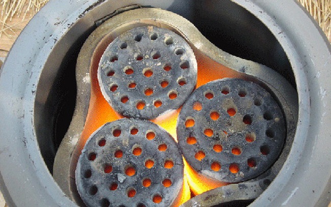 Hai ba chau tu vong khi suoi am bang than hinh anh