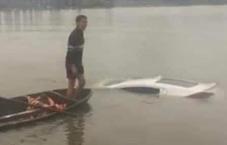 Cong an thong tin vu tai xe oto tu vong duoi song Kien Giang hinh anh