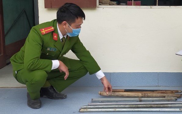 Nhom khach va chu quan an dem hon chien bang dao, tuyp sat hinh anh