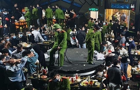 11 nguoi bi khoi to lien quan vu bay lac o bar K Club hinh anh