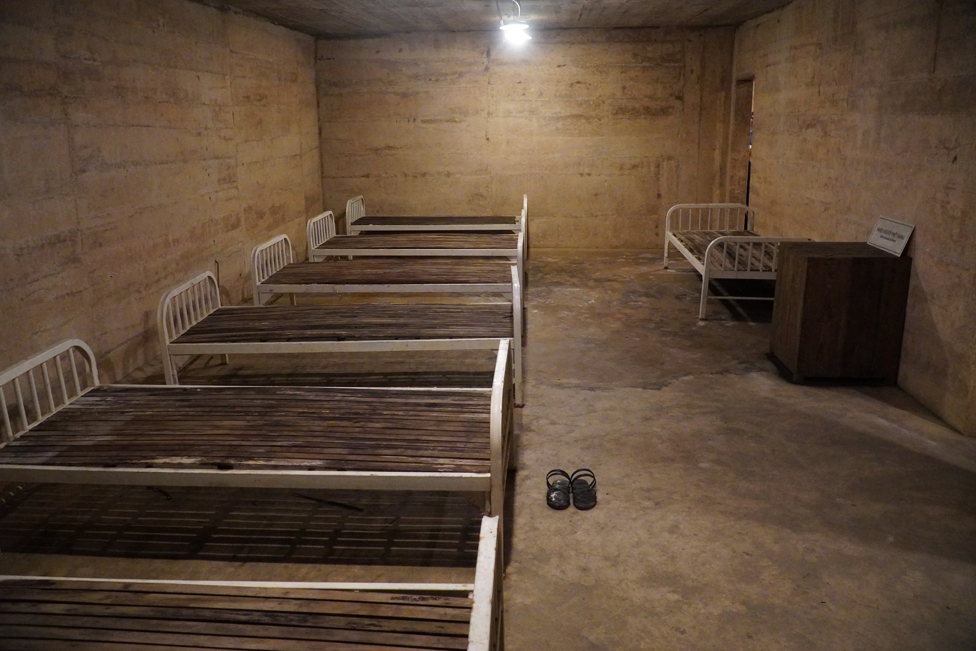 benh vien da chien trong hang anh 8