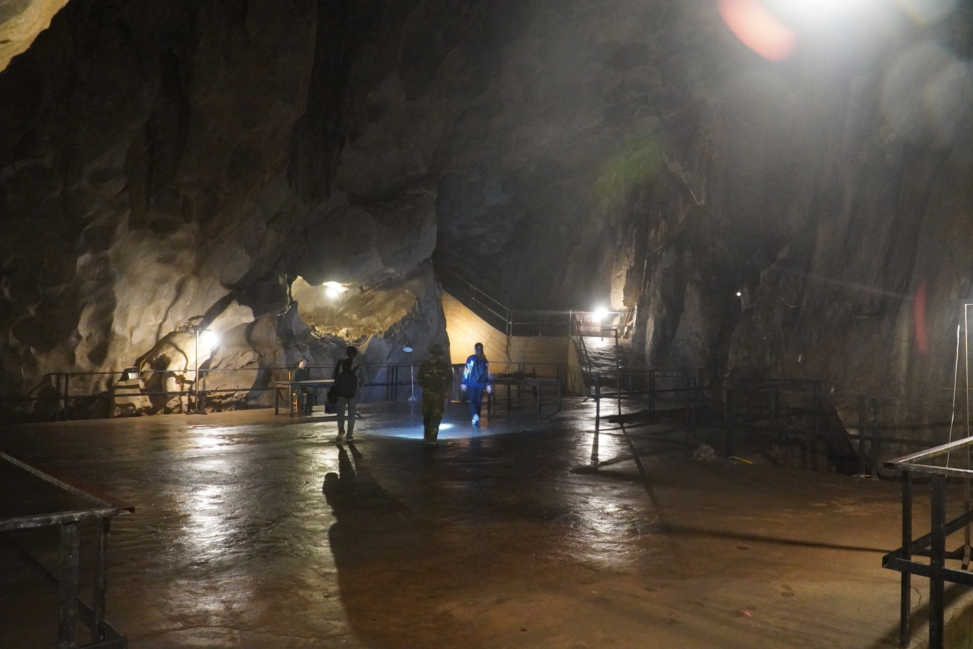 benh vien da chien trong hang anh 11