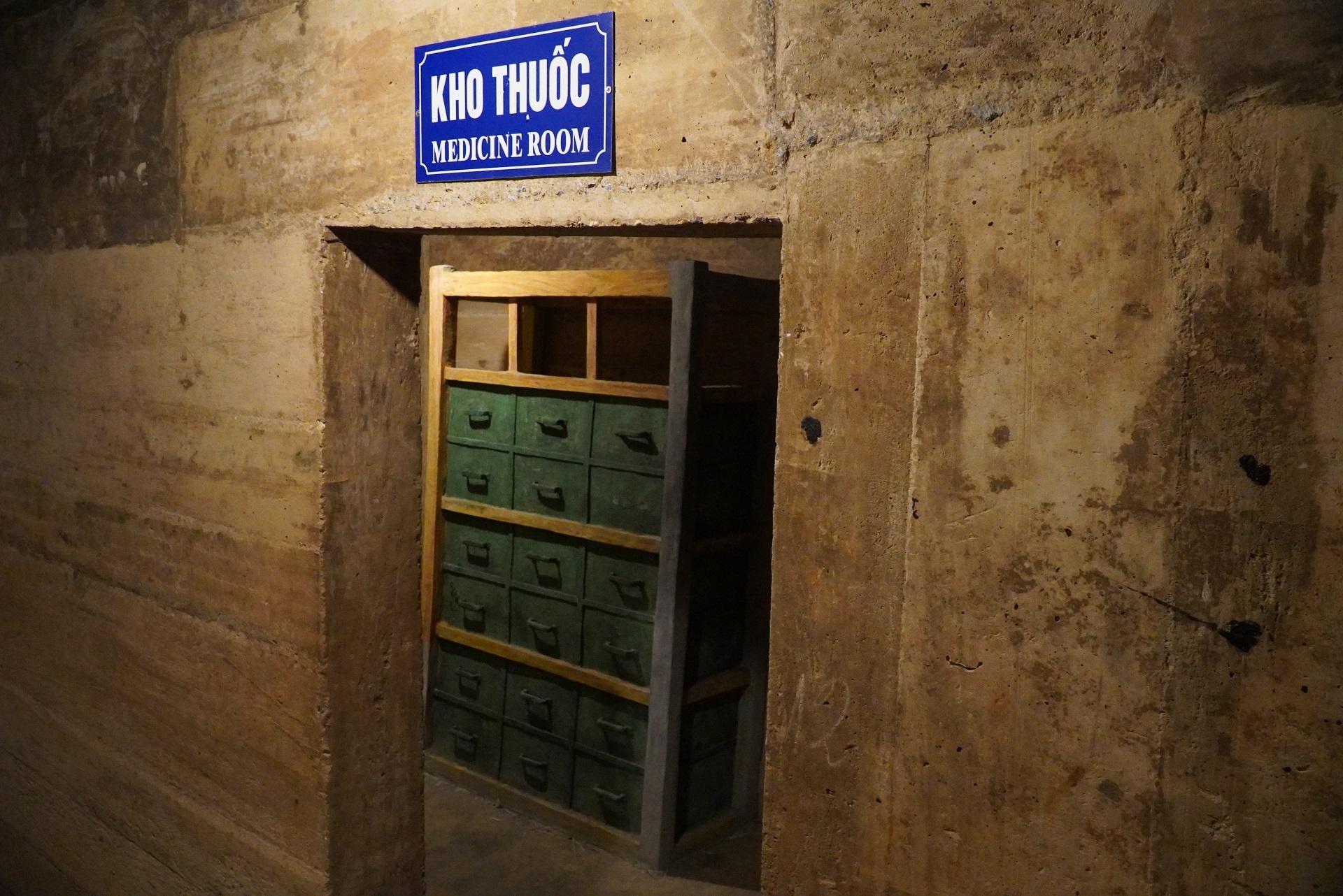 benh vien da chien trong hang anh 7