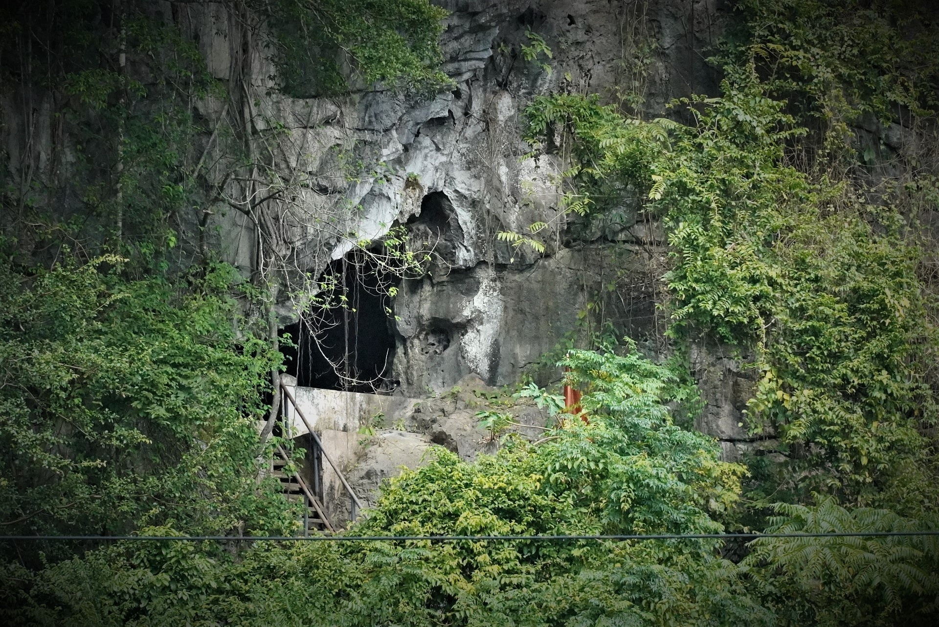 benh vien da chien trong hang anh 1