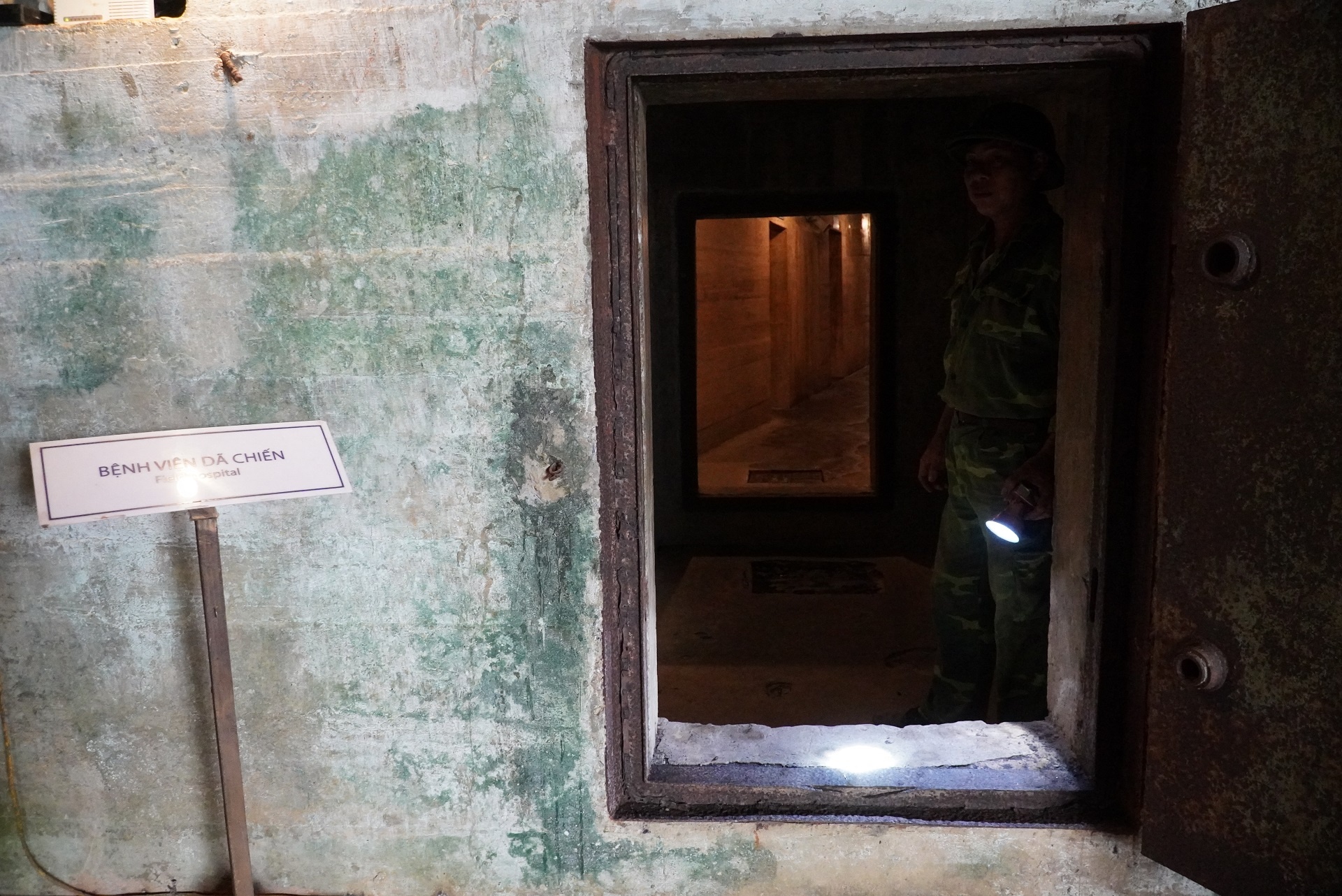benh vien da chien trong hang anh 4