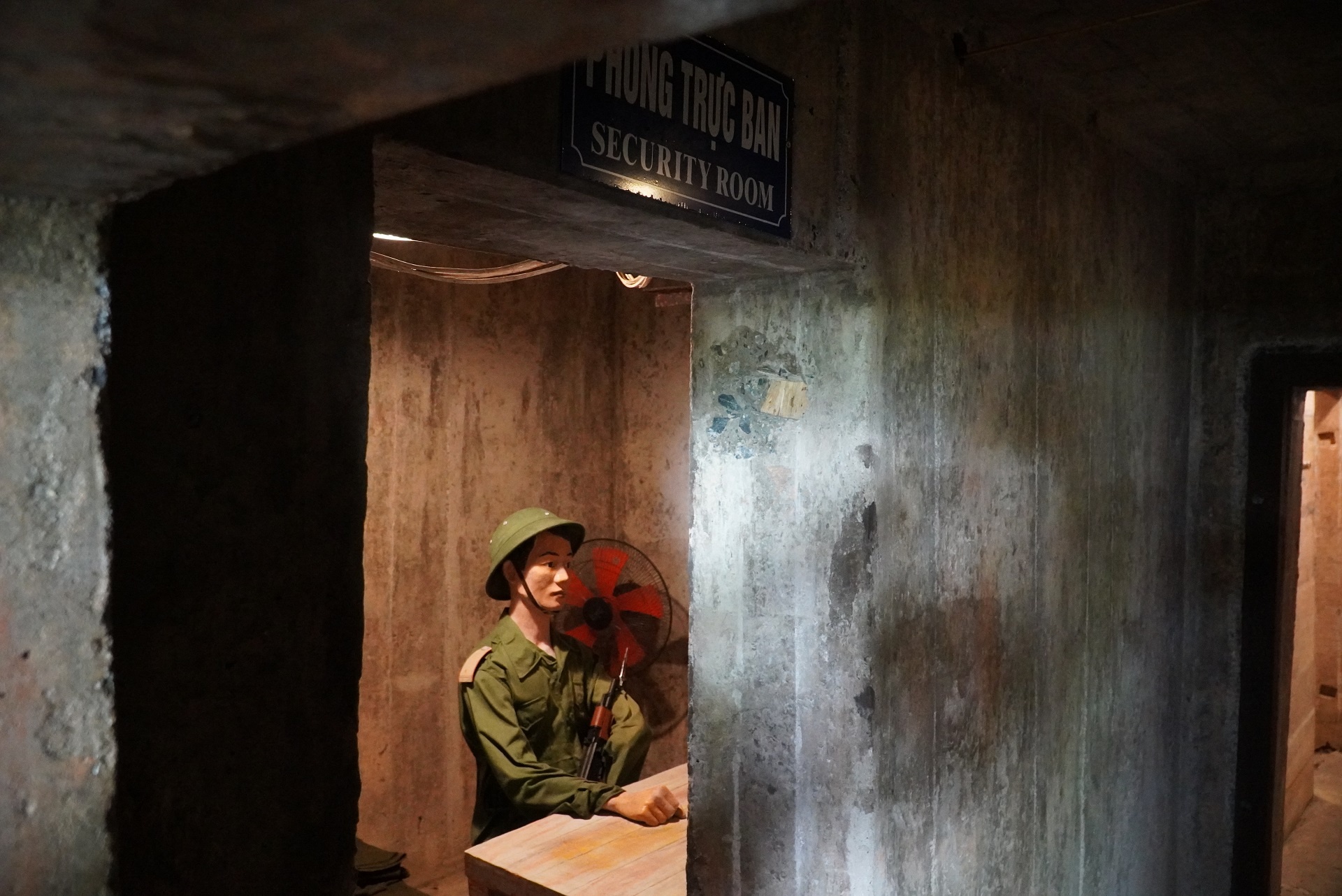 benh vien da chien trong hang anh 6